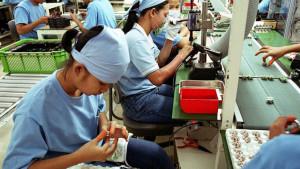 Filipina workers assemble micro motor fans for computers at the Sanyo Denki plant in Subic Bay industrial area, northern Philippines, 24 August 2003. The Japanese plant employing 1,530 Filipino workers export its products to Japan. The Philippines electronics export is expected to grow 10 percent in 2003 from a year earlier to 26 billion US Dollars despite a decline in global demand for microchips and wireless products, according to figures by the Semiconductor and Electronics Industries in the Philippines (SEIPI). AFP PHOTO ROMEO GACAD